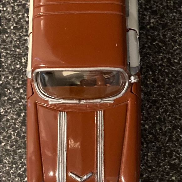 Vintage Road Champs ‘Fabulous 50’s’
Die Cast Vehicle
1955 PONTIAC SAFARI - Picture 5 of 13